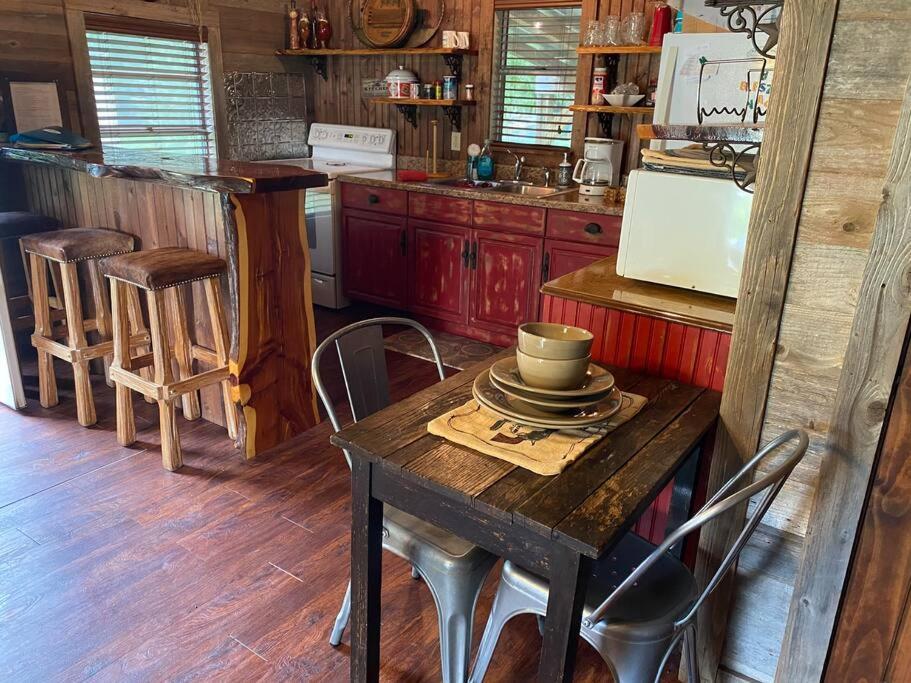 8Th St. Cowboy Haus I Biker Friendly I River Bandera Bagian luar foto