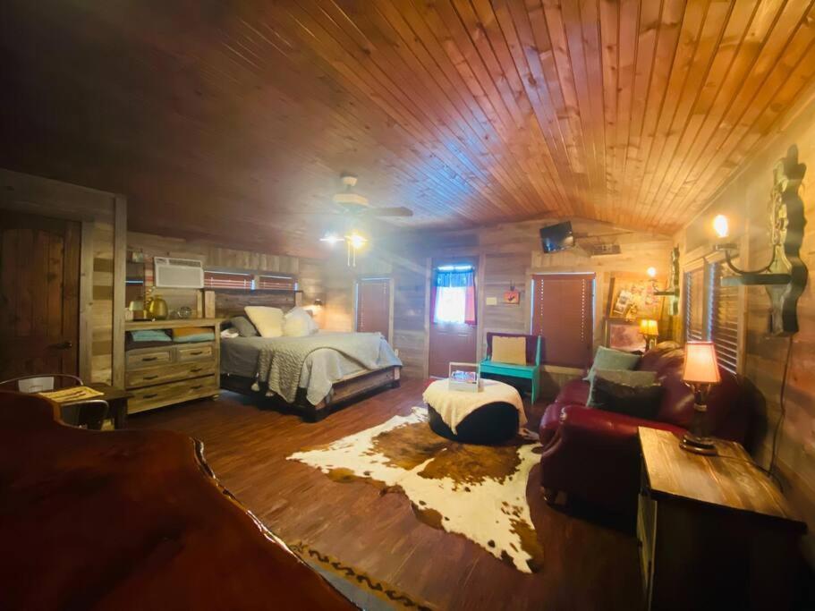 8Th St. Cowboy Haus I Biker Friendly I River Bandera Bagian luar foto