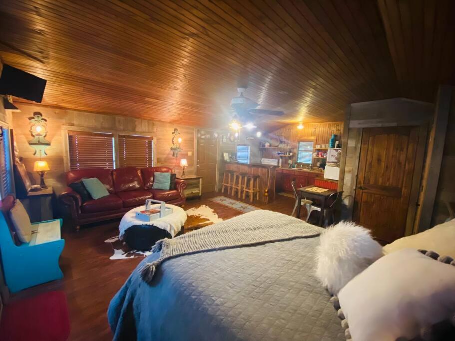8Th St. Cowboy Haus I Biker Friendly I River Bandera Bagian luar foto