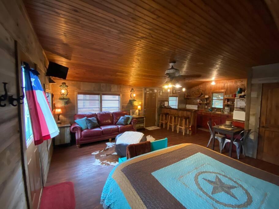 8Th St. Cowboy Haus I Biker Friendly I River Bandera Bagian luar foto