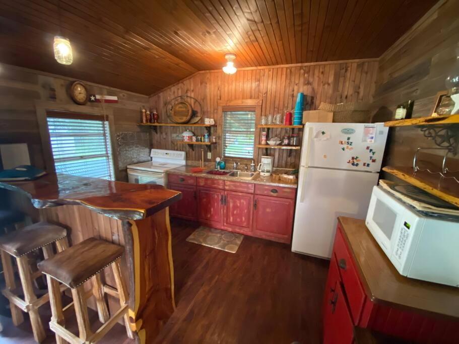 8Th St. Cowboy Haus I Biker Friendly I River Bandera Bagian luar foto